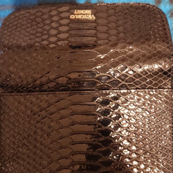 Victoria's Secret, NWOT, Black faux allegator print wristlet wallet. - Picture 6 of 12